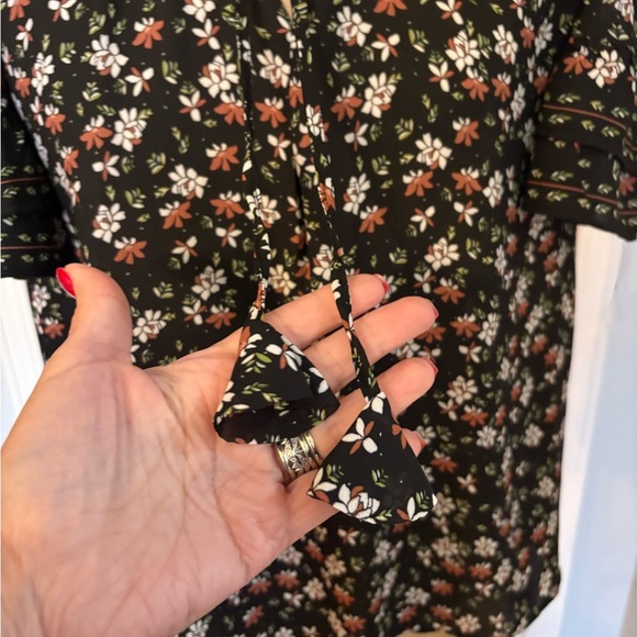 Max Studio Black and White Flutter Sleeve Blouse - Picture 5 of 9